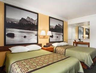 Super 8 By Wyndham Santa Clarita/valencia Santa Clarita